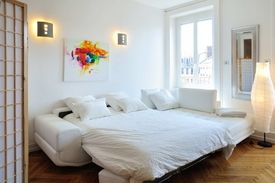 Saxe & the City: Canapé d’angle convertible en lit double pour 2 couchages supplémentaire, avec paravent permettant de privatiser l’espace